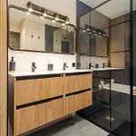 Ura *